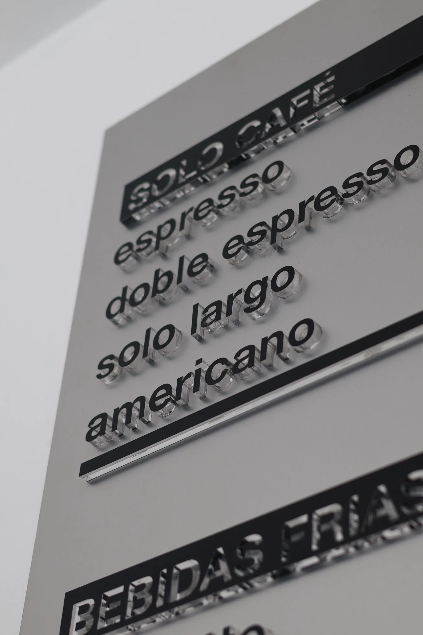 Lettere tipografiche del menu installate sulla parete del café.